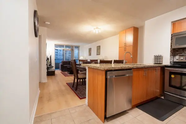 35 Kingsbridge Garden CIR #513, Mississauga, ON L5R 3Z5