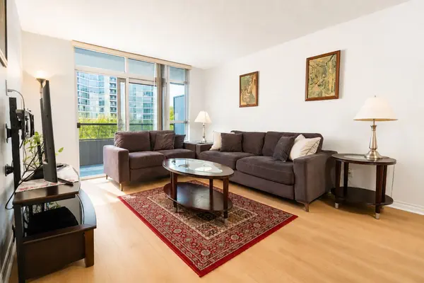 35 Kingsbridge Garden CIR #513, Mississauga, ON L5R 3Z5
