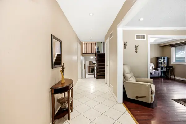 1199 Melton DR, Mississauga, ON L4Y 4A9