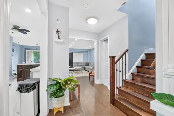 5896 Chorley PL #Upper, Mississauga, ON L5M 5L7