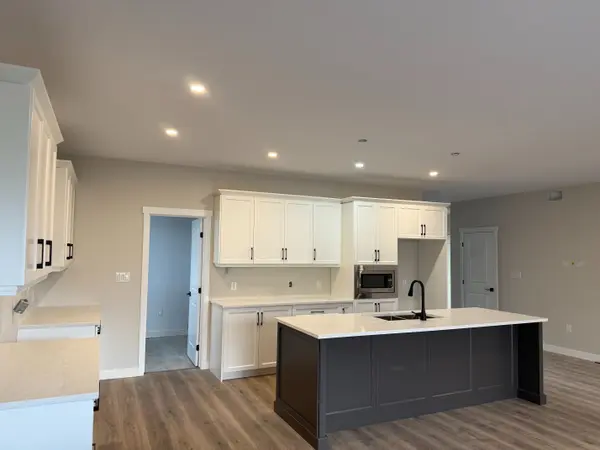 733 Squirrel Hill DR, Kingston, ON K7P 0B2