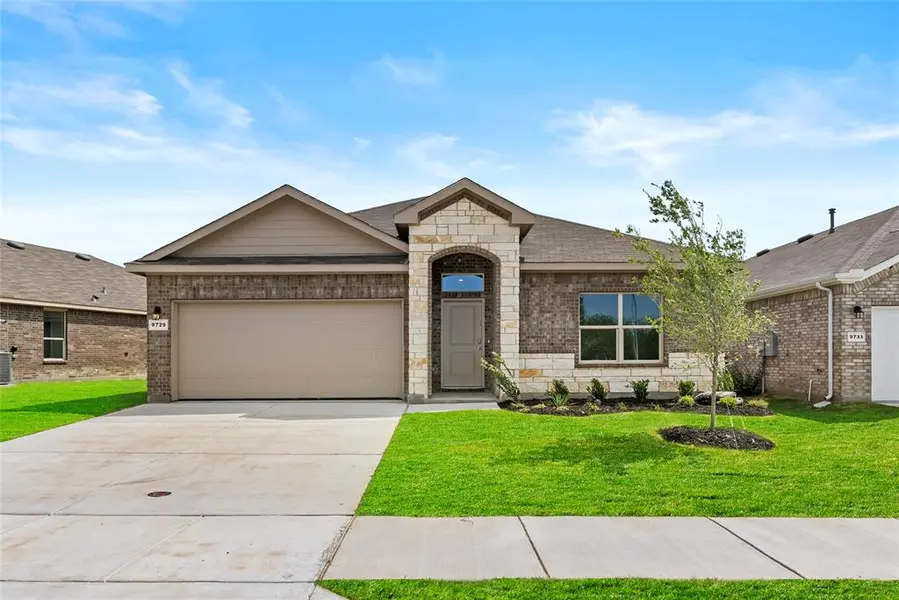 9729 Mcclane Farm Drive, Fort Worth, TX 76036
