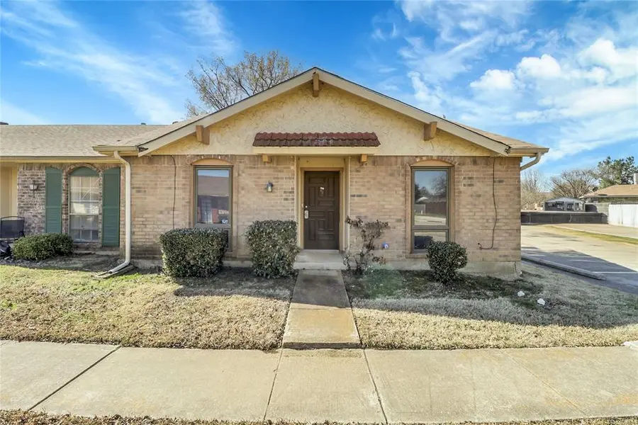 44 E Mountain Creek Drive, Grand Prairie, TX 75052