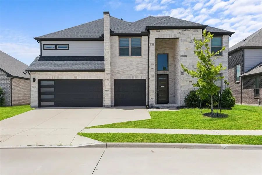 302 Coyote Creek Drive, Lavon, TX 75166