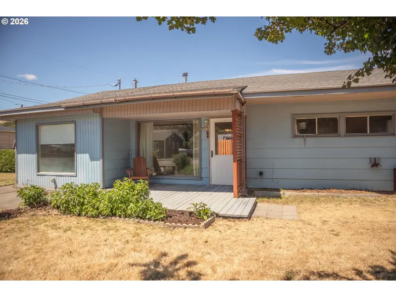 905 CHENOWETH LOOP, The Dalles, OR 97058