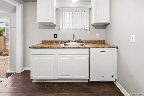 29510 John J ST, Roseville, MI 48066