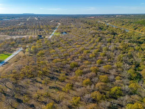 3030 E Landings N, Granbury, TX 76049