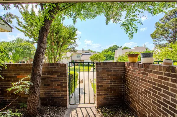 831 Creekside Drive, Lewisville, TX 75067