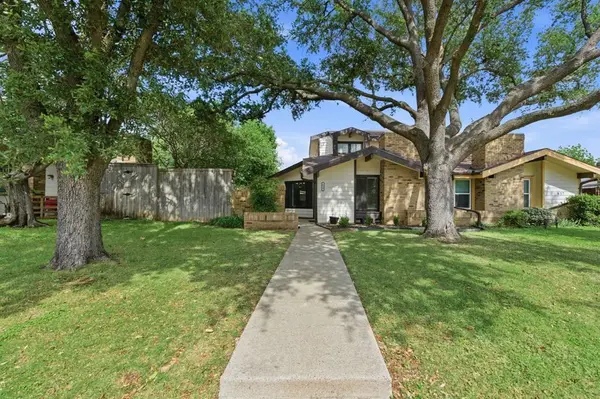 633 Hunters Glen Street, Lewisville, TX 75067