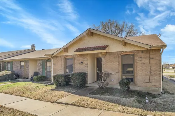 44 E Mountain Creek Drive, Grand Prairie, TX 75052