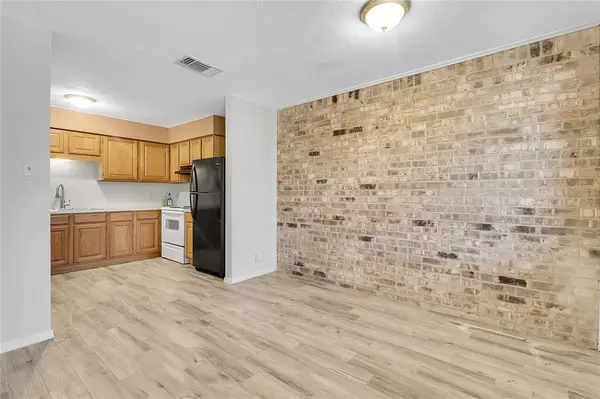 44 E Mountain Creek Drive, Grand Prairie, TX 75052
