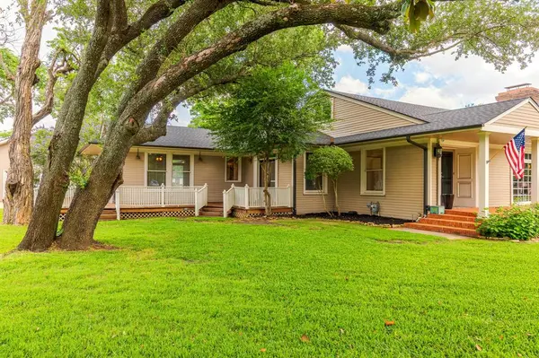 203 E Umphress Street, Van Alstyne, TX 75495