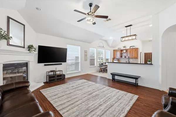 8106 Summerleaf Drive, Arlington, TX 76001