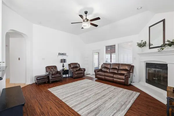 8106 Summerleaf Drive, Arlington, TX 76001