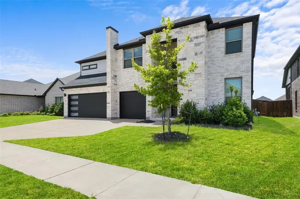 302 Coyote Creek Drive, Lavon, TX 75166