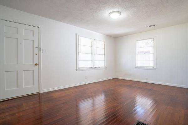 3323 W Clarendon Drive, Dallas, TX 75211