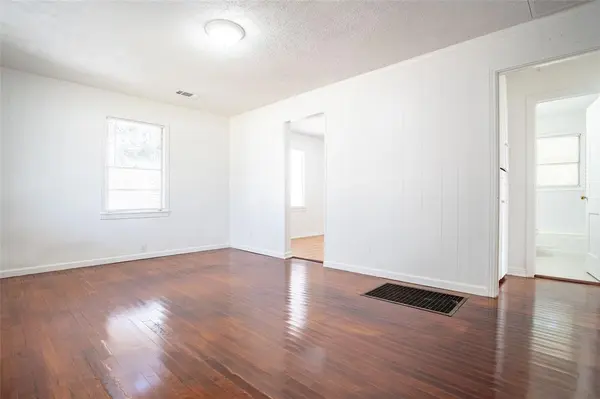 3323 W Clarendon Drive, Dallas, TX 75211