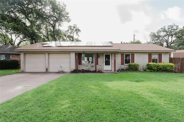 184 Oakhurst Drive, Bedford, TX 76022