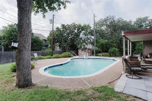 184 Oakhurst Drive, Bedford, TX 76022