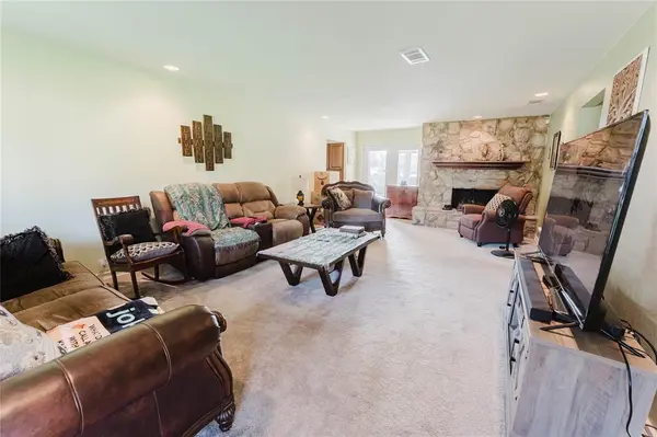 184 Oakhurst Drive, Bedford, TX 76022
