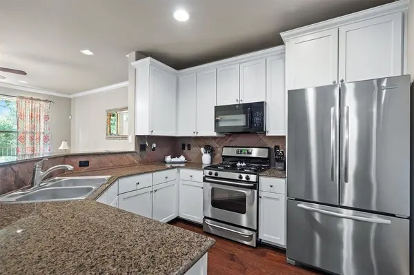 500 Waters Edge Drive #125, Lake Dallas, TX 75065