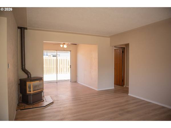 905 CHENOWETH LOOP, The Dalles, OR 97058