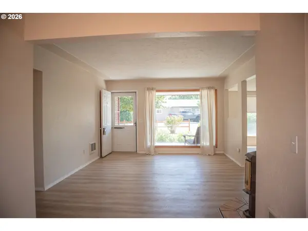 905 CHENOWETH LOOP, The Dalles, OR 97058