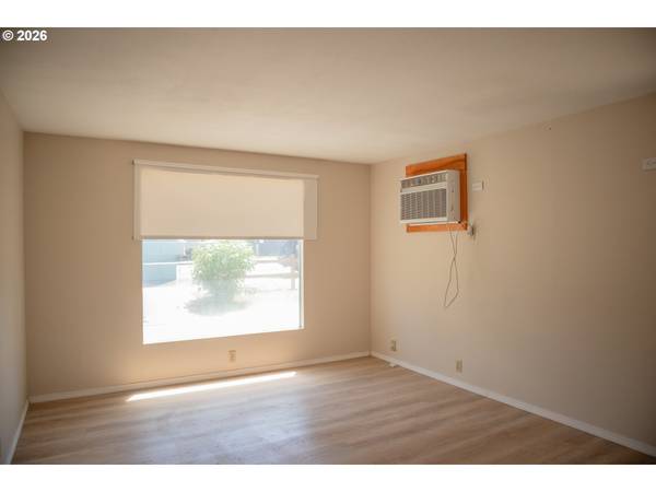 905 CHENOWETH LOOP, The Dalles, OR 97058