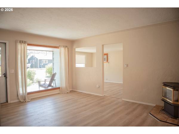 905 CHENOWETH LOOP, The Dalles, OR 97058