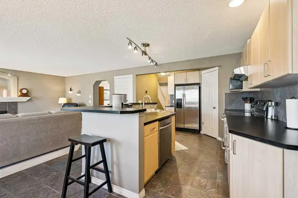 172 West Lakeview CIR, Chestermere, AB T1X 1H7