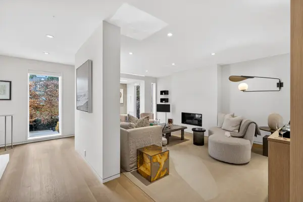 5 Edgecombe AVE, Toronto C04, ON M5N 2X1