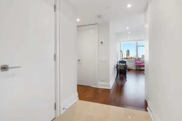 500 Avenue RD #1401, Toronto C02, ON M4V 2J6