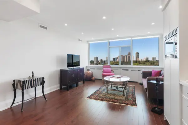 500 Avenue RD #1401, Toronto C02, ON M4V 2J6