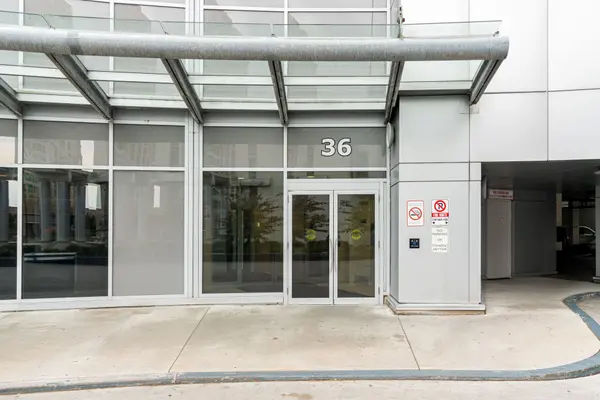 36 Lee Centre DR #1502, Toronto E09, ON M1H 3K2