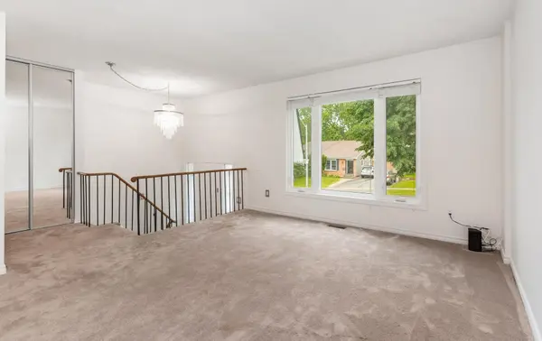 2363 Holyhead DR, Burlington, ON L7P 3V2
