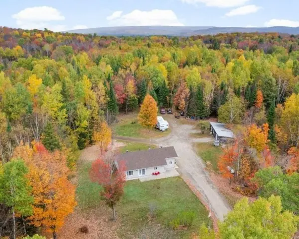 33 Micks RD, Madawaska Valley, ON K0J 1L0