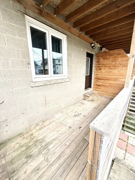 427 Vaughan RD #1, Toronto C03, ON M6C 2P1