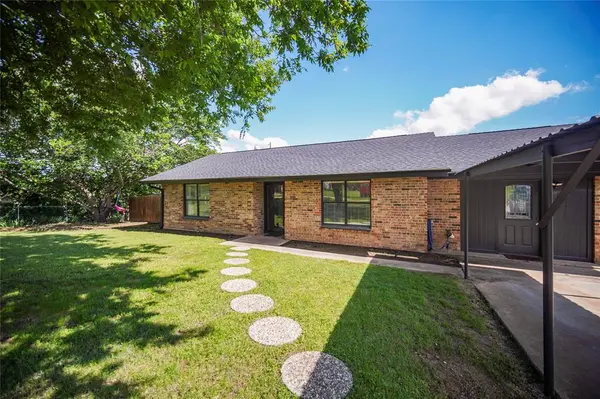 304 Moore Street,  Jacksboro,  TX 76458
