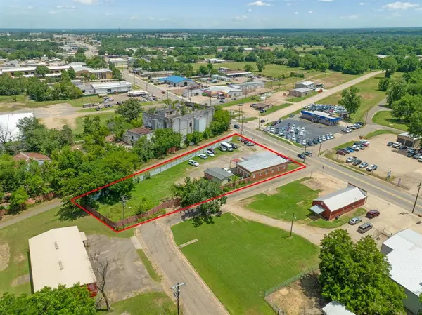 1121 N Main Street, Paris, TX 75460