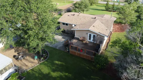 502 Fox Lake Trail, Hanna, AB T0J 1P0