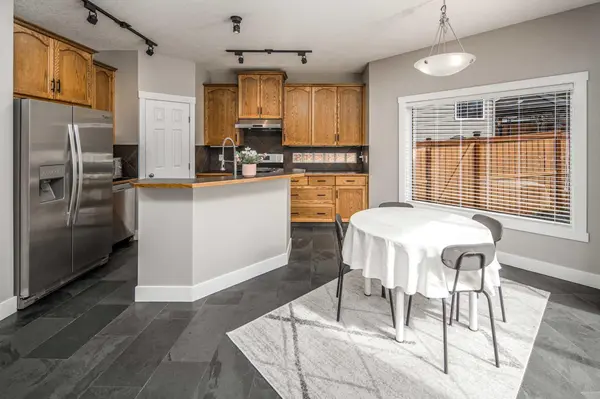 10514 Rockyledge ST NW, Calgary, AB T3G 5N2