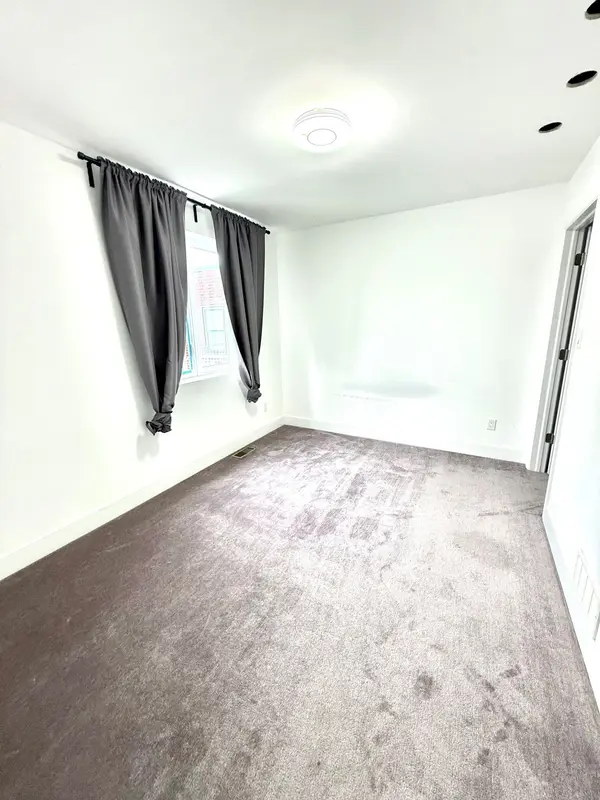 427 Vaughan RD #1, Toronto C03, ON M6C 2P1