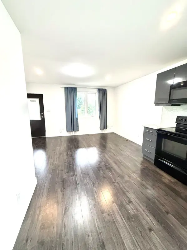 427 Vaughan RD #1, Toronto C03, ON M6C 2P1