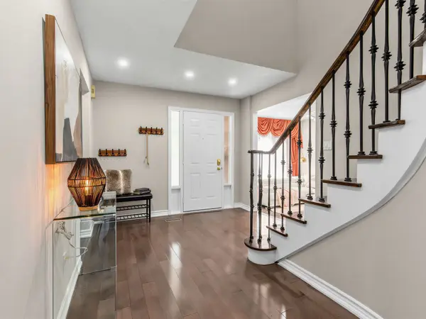69 Anthony LN, Vaughan, ON L4K 3L1