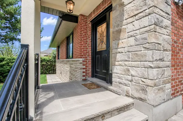 40 Cowley AVE, Toronto W08, ON M9B 2E3