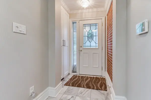 40 Cowley AVE, Toronto W08, ON M9B 2E3