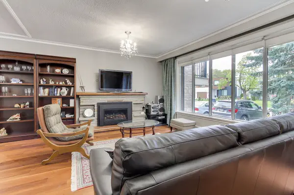 40 Cowley AVE, Toronto W08, ON M9B 2E3