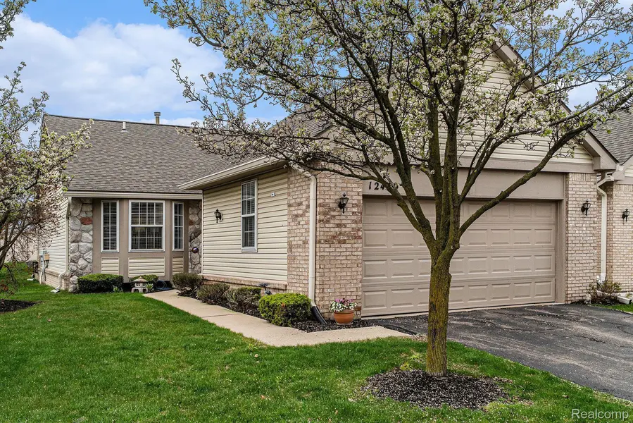 12430 S NOONAN CT S #34, Utica, MI 48315