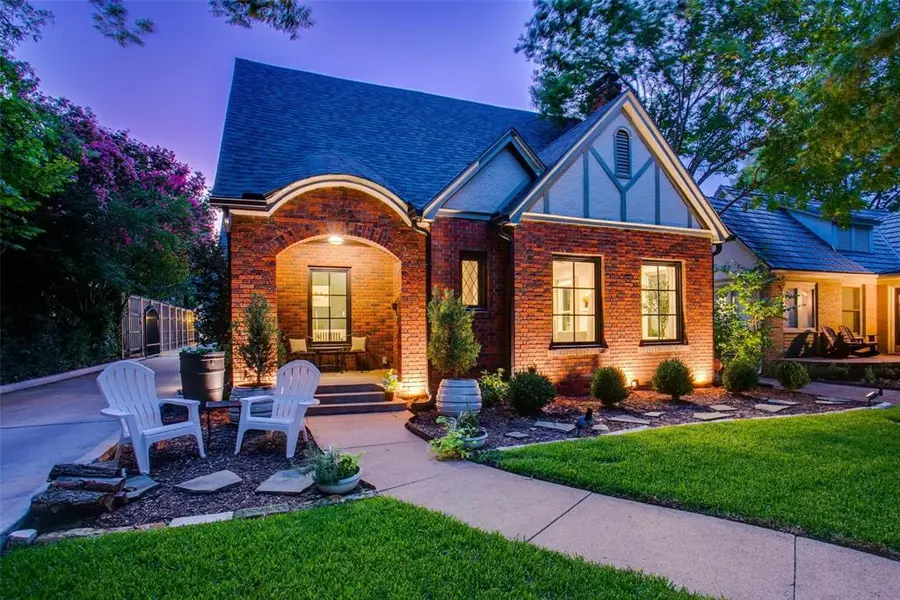 1035 N Clinton Avenue, Dallas, TX 75208