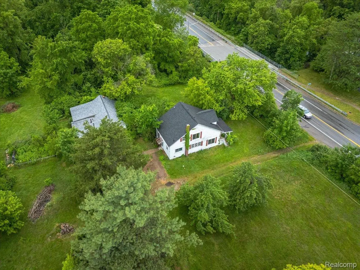3246 E Maple AVE, Grand Blanc Twp, MI 48507